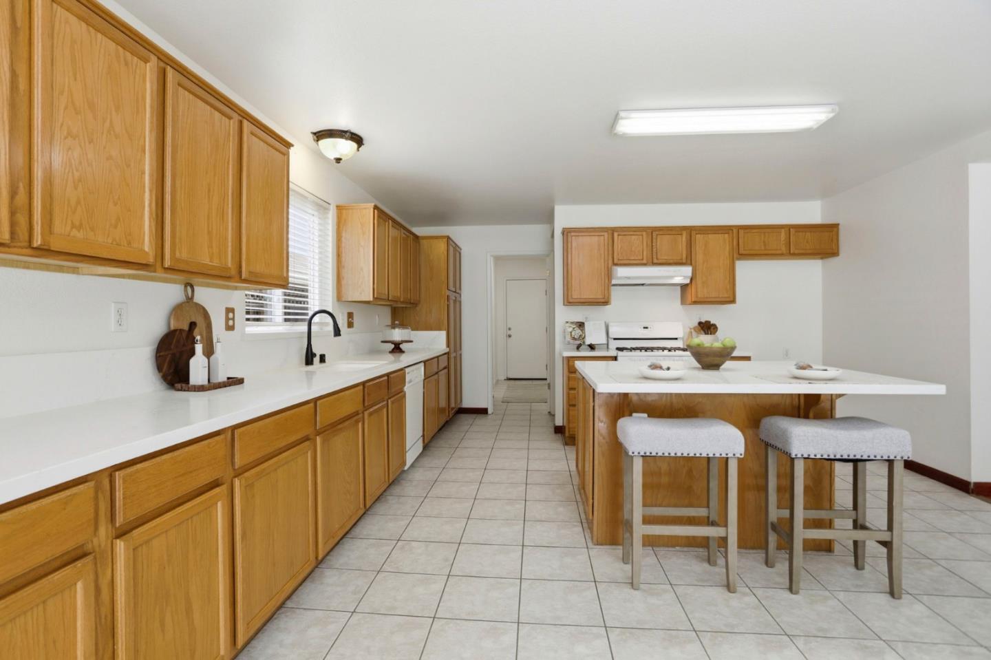 Detail Gallery Image 9 of 31 For 2592 Glenview Dr, Hollister,  CA 95023 - 4 Beds | 2/1 Baths