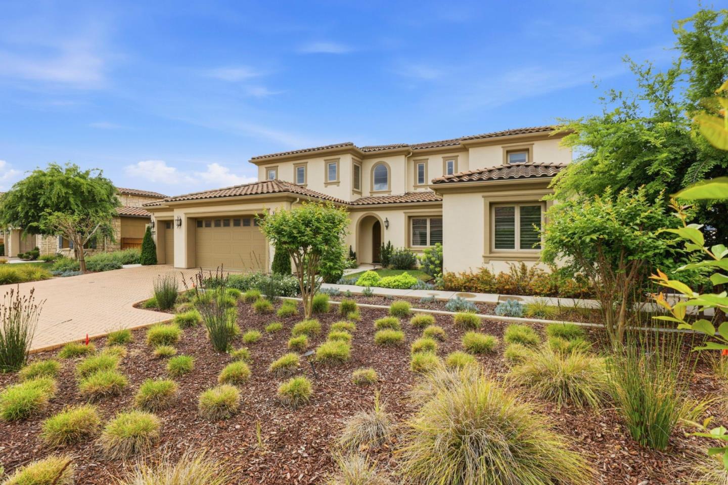 Detail Gallery Image 4 of 101 For 18665 Corte Arcangel, Morgan Hill,  CA 95037 - 5 Beds | 5/1 Baths