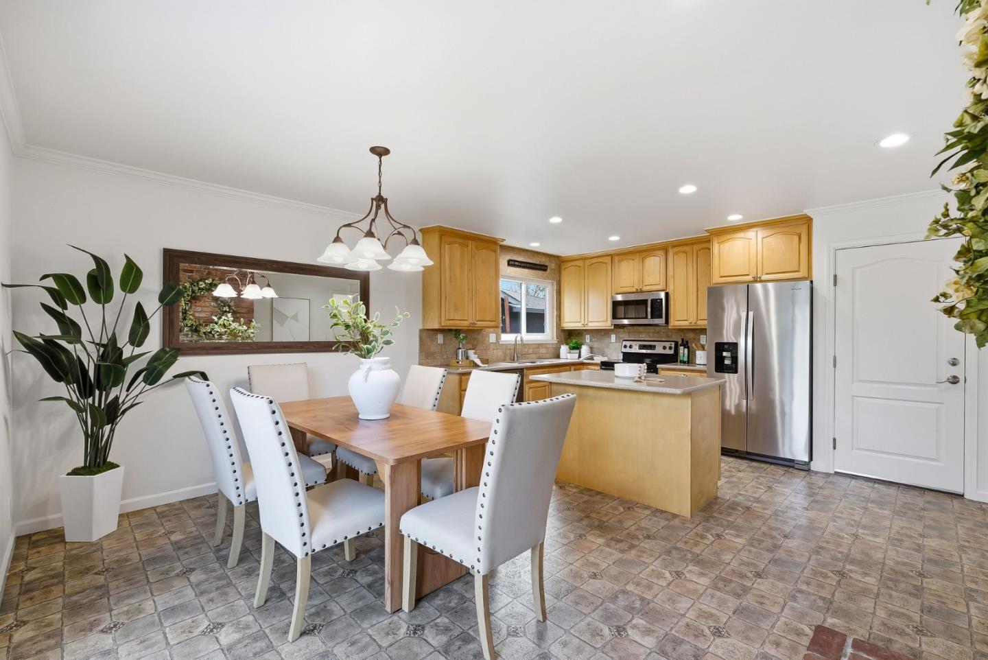 Detail Gallery Image 13 of 28 For 1657 Glenhurst Dr, San Jose,  CA 95124 - 4 Beds | 2 Baths