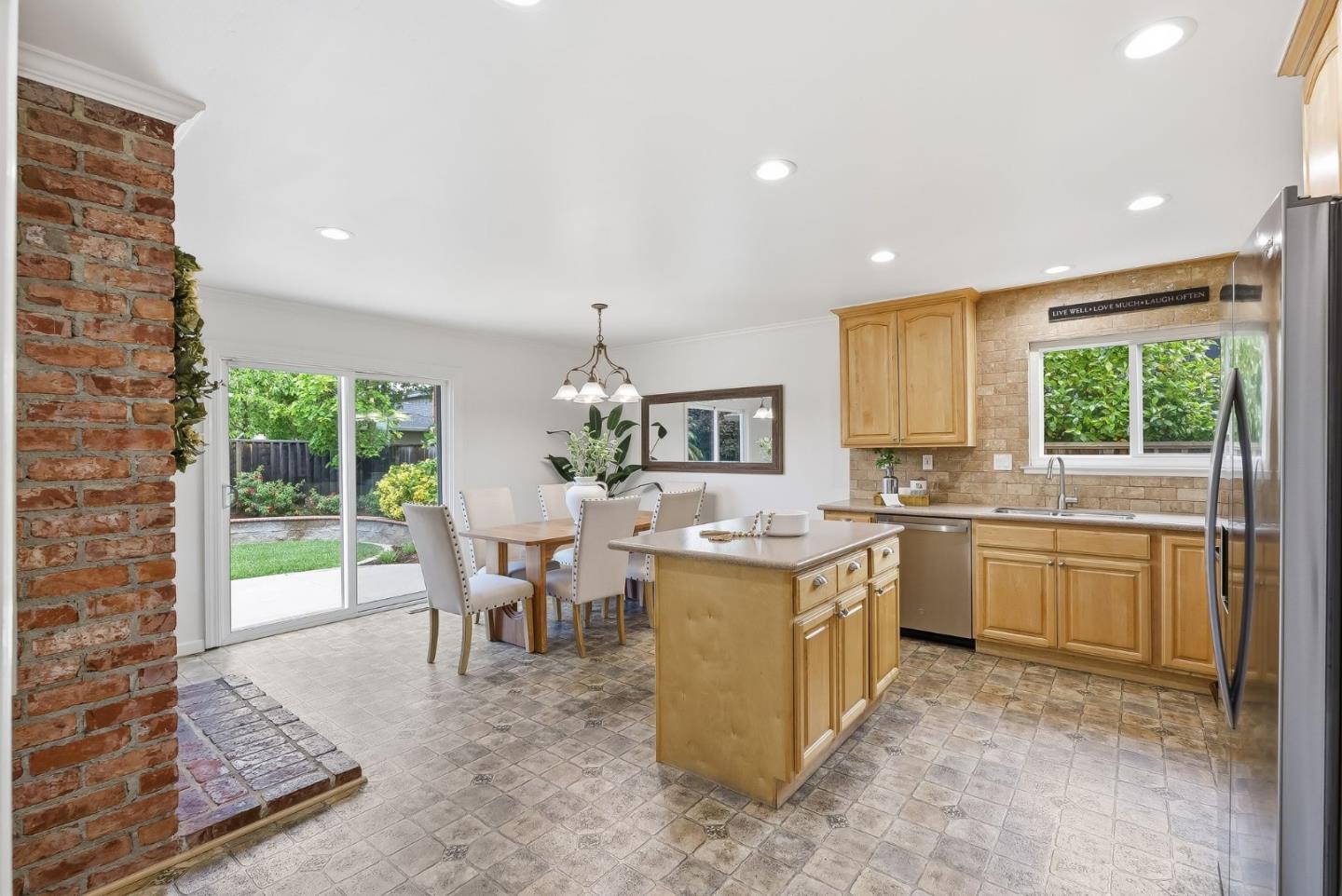 Detail Gallery Image 8 of 28 For 1657 Glenhurst Dr, San Jose,  CA 95124 - 4 Beds | 2 Baths