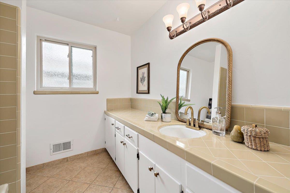 Detail Gallery Image 18 of 44 For 216 Montclair Rd, Los Gatos,  CA 95032 - 4 Beds | 2/1 Baths