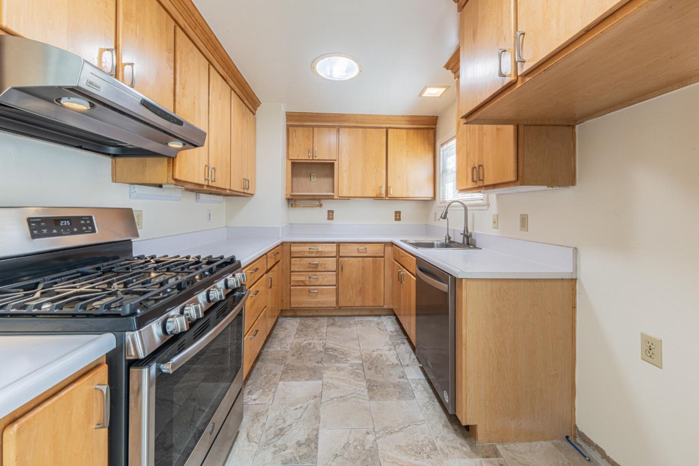 Detail Gallery Image 11 of 37 For 319 Tapadero, Salinas,  CA 93906 - 2 Beds | 2 Baths