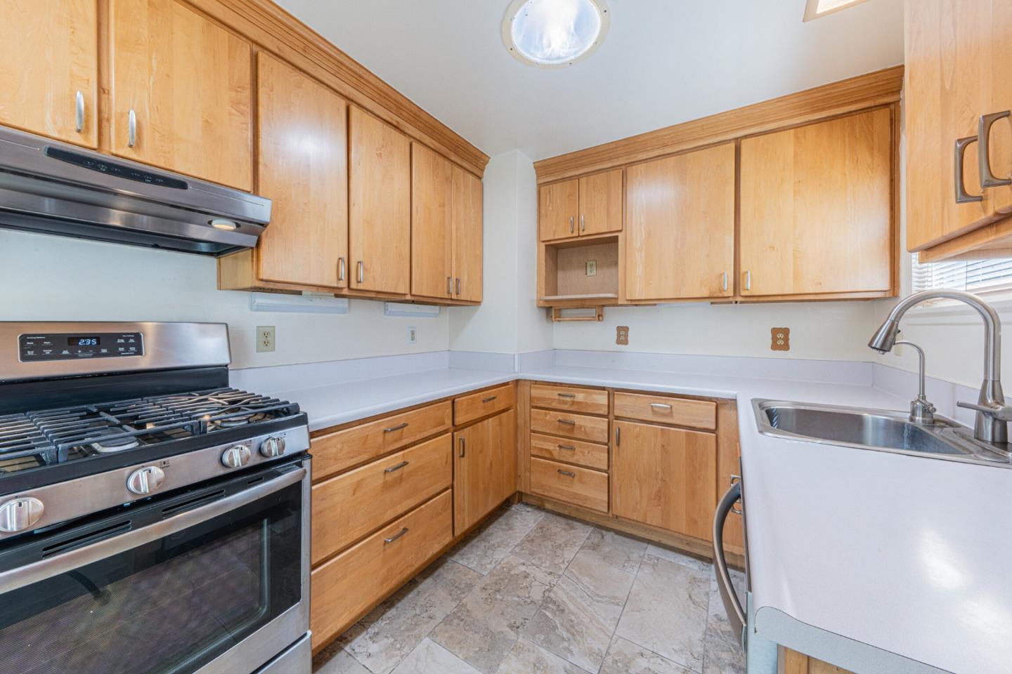 Detail Gallery Image 12 of 37 For 319 Tapadero, Salinas,  CA 93906 - 2 Beds | 2 Baths