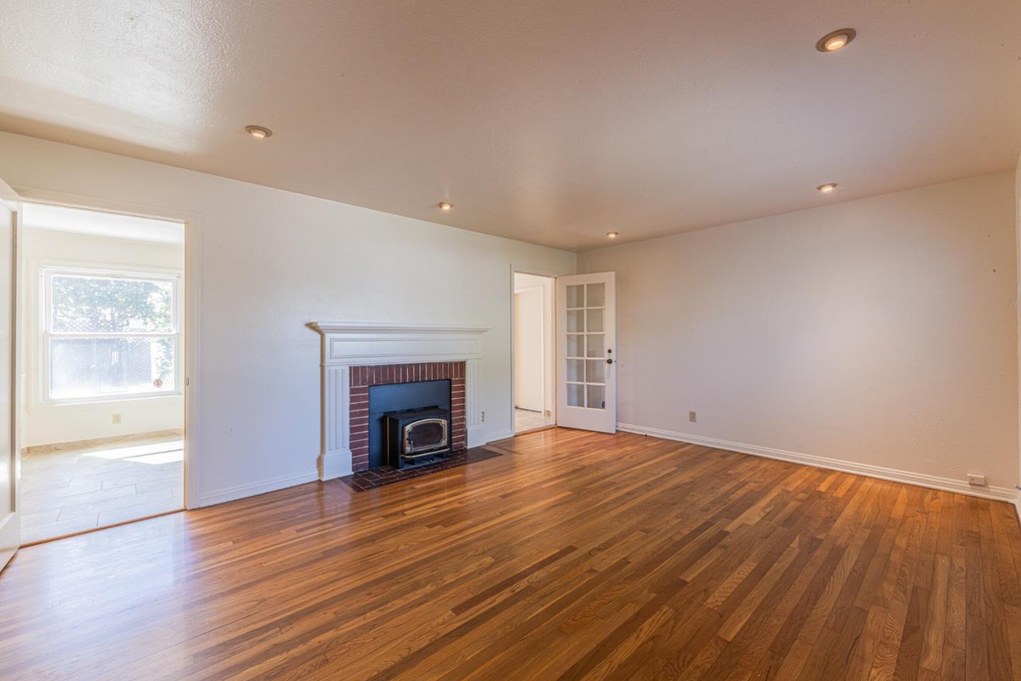 Detail Gallery Image 6 of 37 For 319 Tapadero, Salinas,  CA 93906 - 2 Beds | 2 Baths