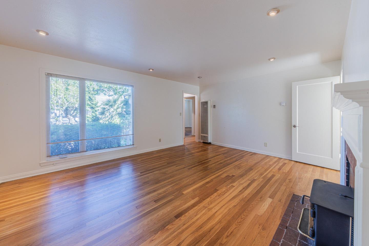 Detail Gallery Image 7 of 37 For 319 Tapadero, Salinas,  CA 93906 - 2 Beds | 2 Baths