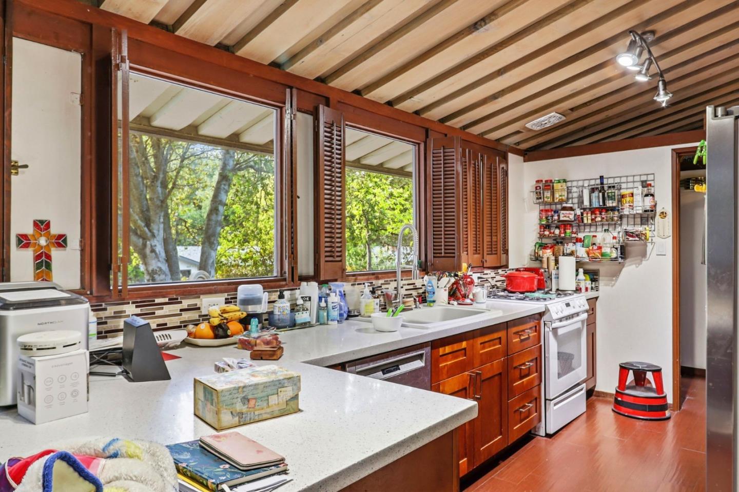 Detail Gallery Image 12 of 29 For 18600 Montpere Way, Saratoga,  CA 95070 - 3 Beds | 1/1 Baths