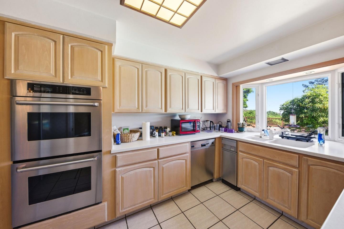 Detail Gallery Image 18 of 74 For 25 Warmwood, Hillsborough,  CA 94010 - 3 Beds | 3 Baths