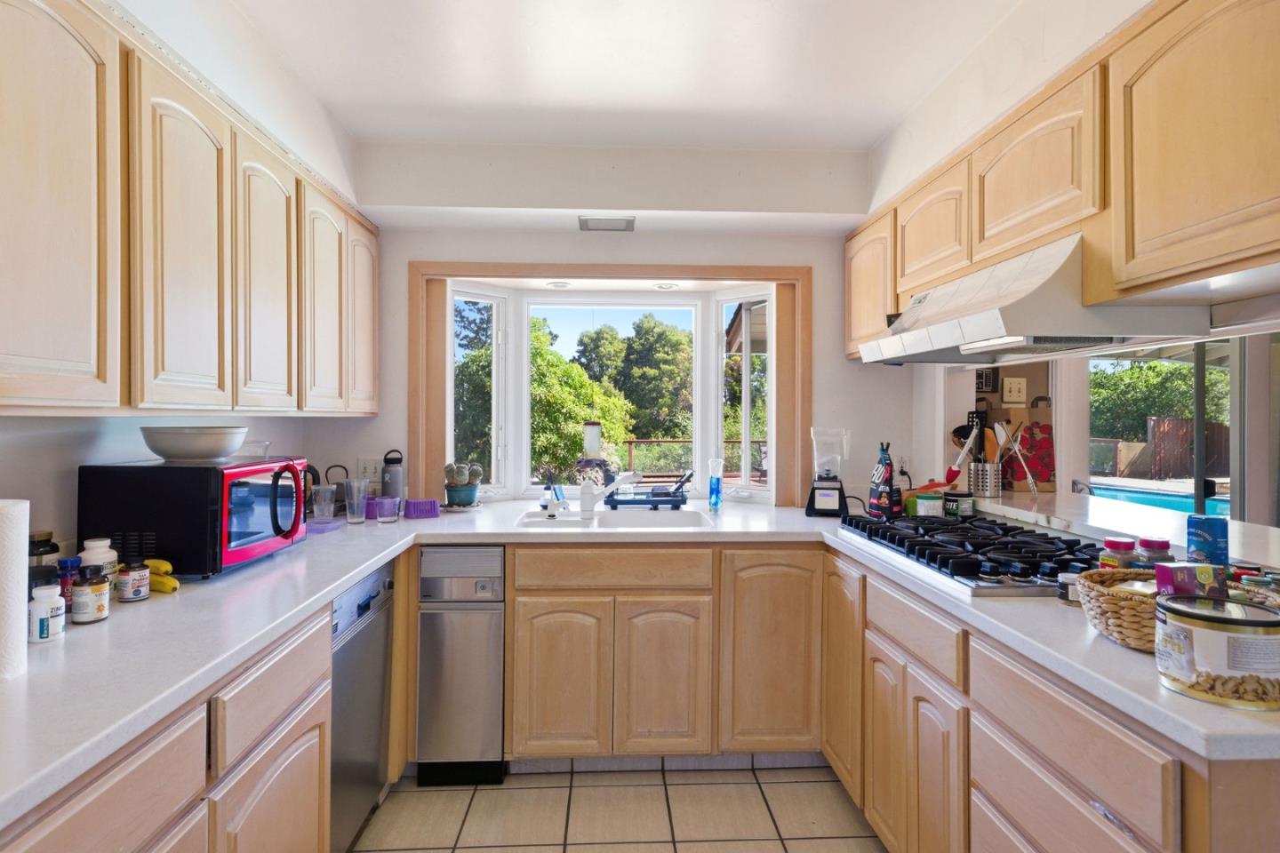 Detail Gallery Image 19 of 74 For 25 Warmwood, Hillsborough,  CA 94010 - 3 Beds | 3 Baths