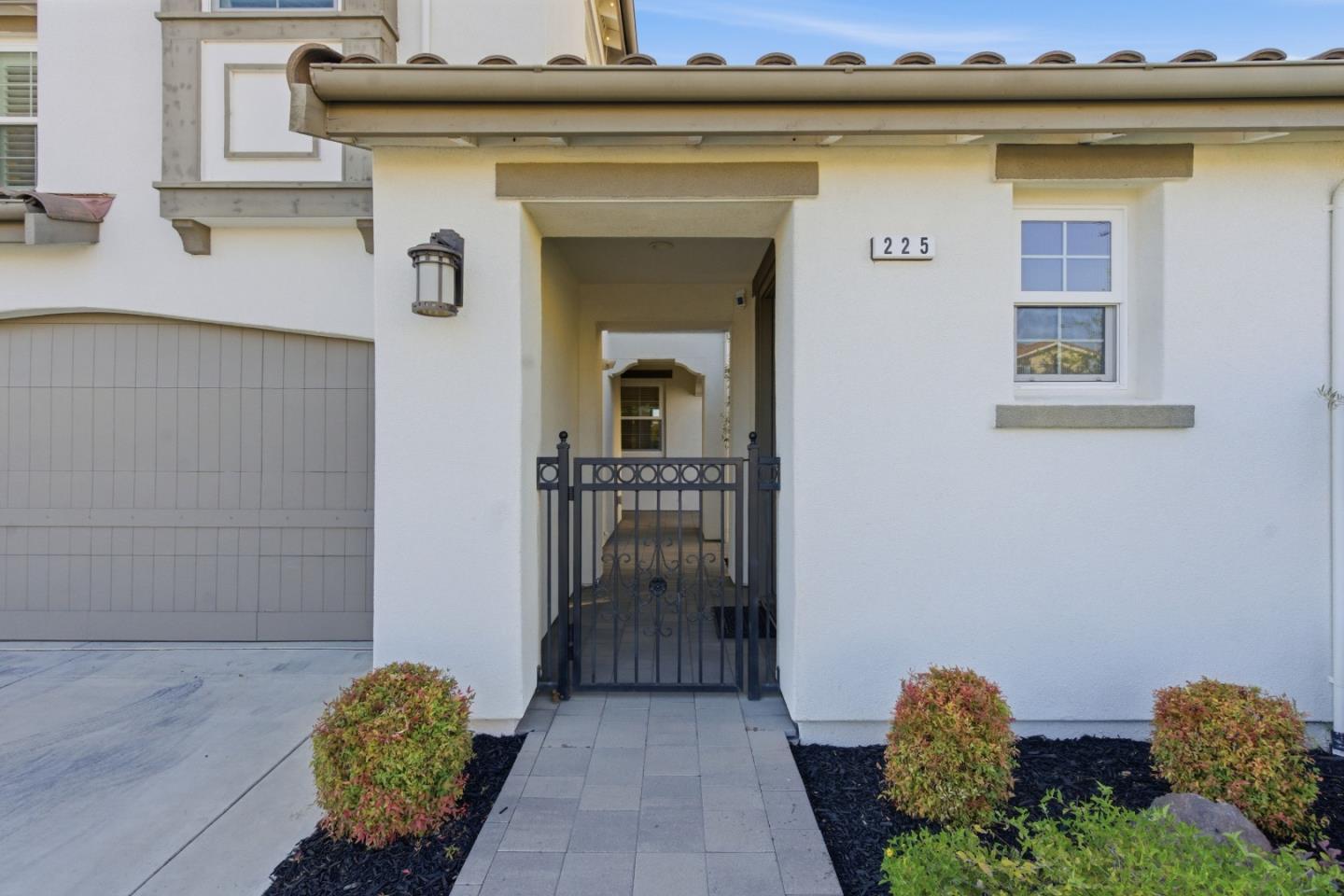 Detail Gallery Image 3 of 38 For 225 Calle Del Rey, Morgan Hill,  CA 95037 - 4 Beds | 2/1 Baths