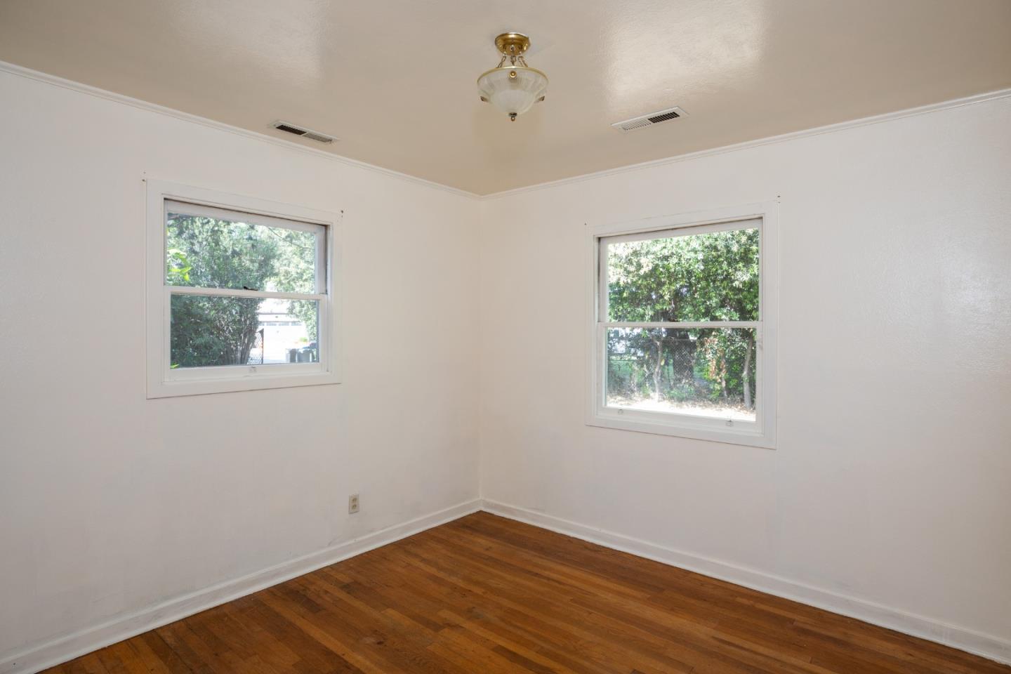 Detail Gallery Image 12 of 21 For 2027 Carol Ave, Mountain View,  CA 94040 - 3 Beds | 2 Baths