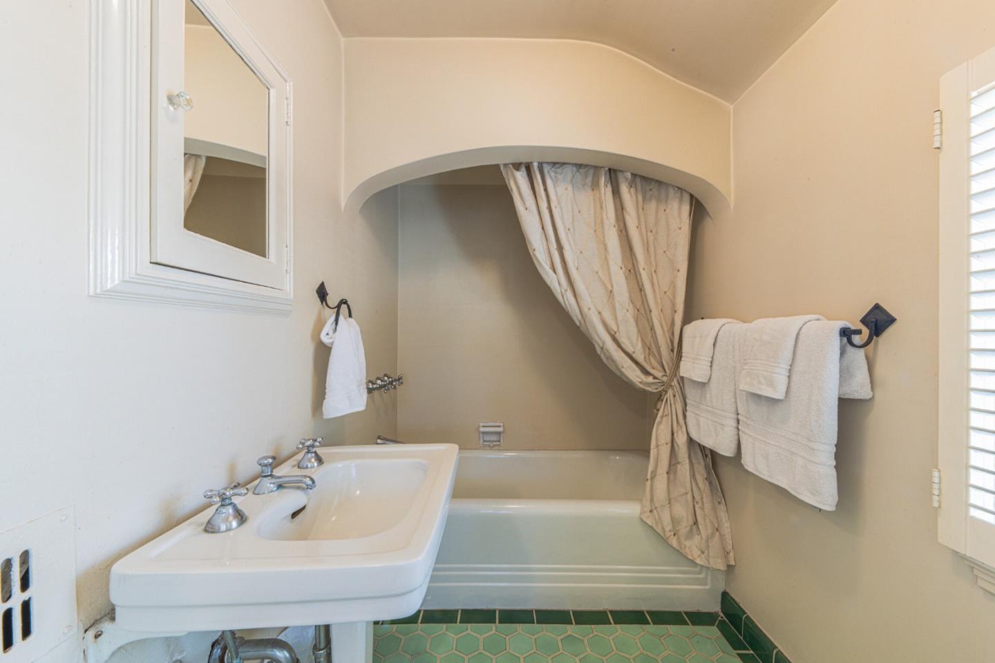 Detail Gallery Image 28 of 42 For Los Laureles Ave, Salinas,  CA 93901 - 4 Beds | 3 Baths