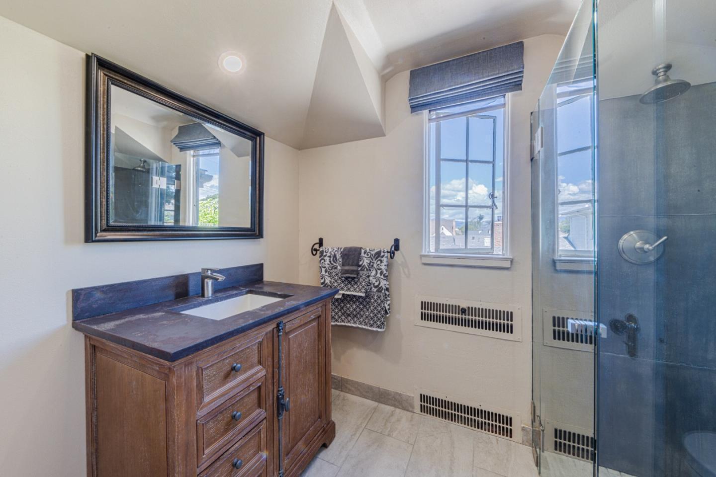 Detail Gallery Image 41 of 42 For Los Laureles Ave, Salinas,  CA 93901 - 4 Beds | 3 Baths