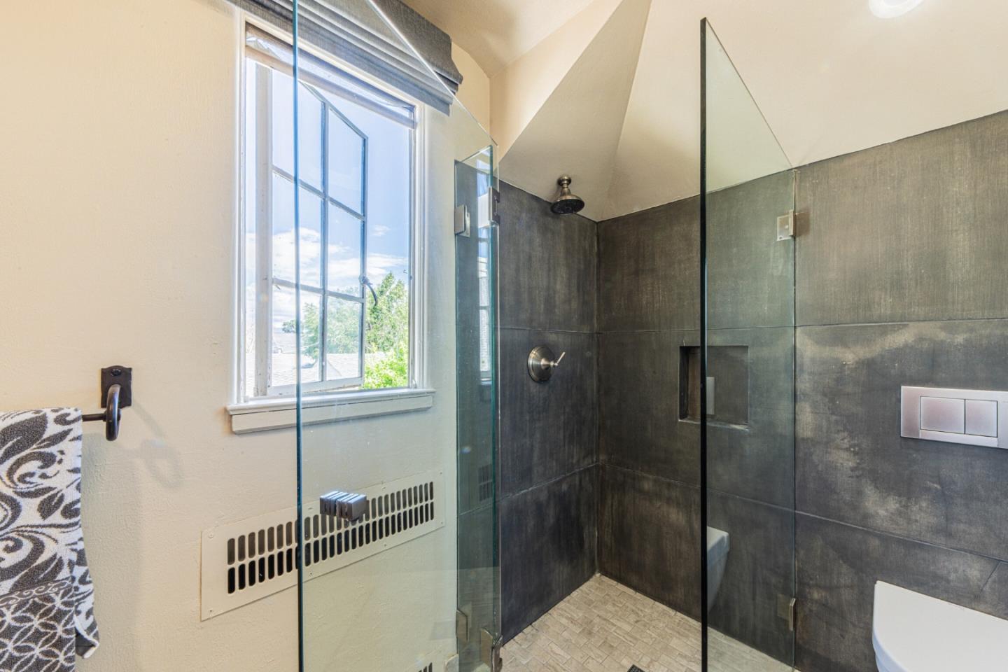 Detail Gallery Image 42 of 42 For Los Laureles Ave, Salinas,  CA 93901 - 4 Beds | 3 Baths