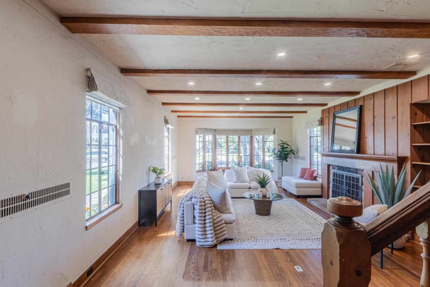 Detail Gallery Image 9 of 42 For Los Laureles Ave, Salinas,  CA 93901 - 4 Beds | 3 Baths