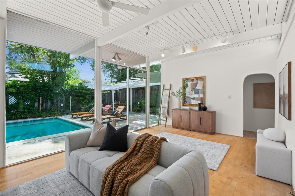 Detail Gallery Image 12 of 37 For 950 Susquehanna Ct, Sunnyvale,  CA 94087 - 5 Beds | 2 Baths