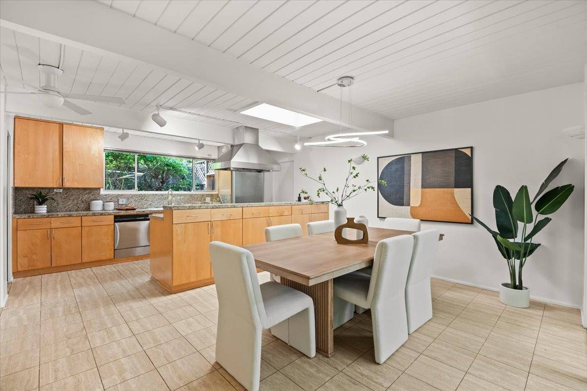 Detail Gallery Image 14 of 37 For 950 Susquehanna Ct, Sunnyvale,  CA 94087 - 5 Beds | 2 Baths