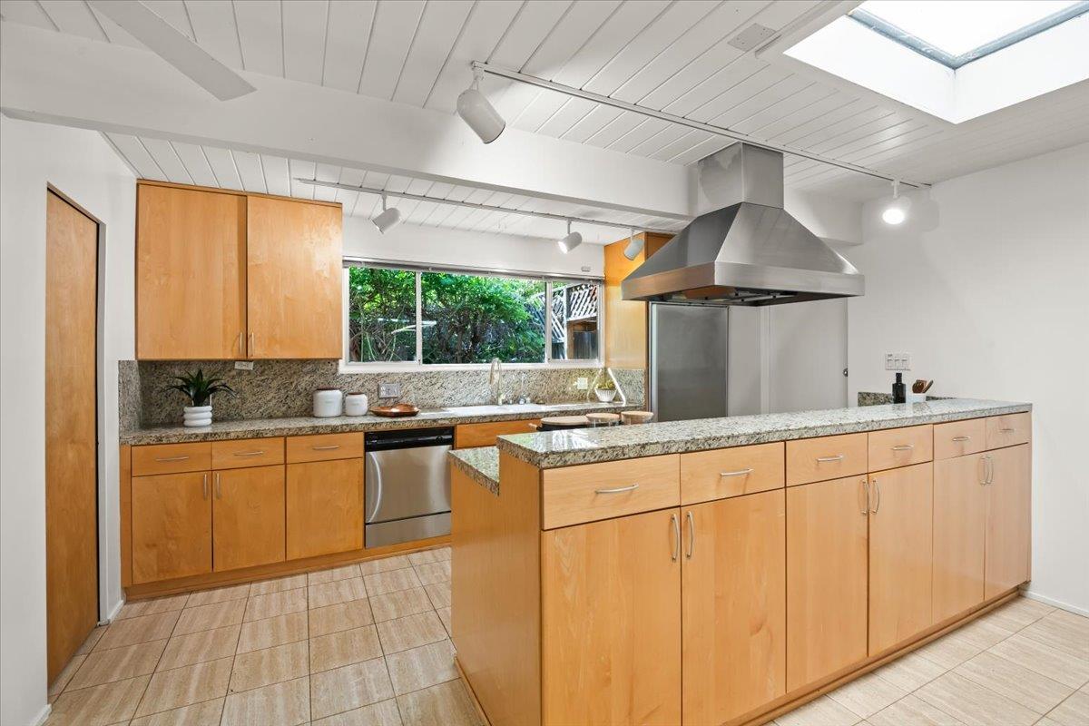 Detail Gallery Image 16 of 37 For 950 Susquehanna Ct, Sunnyvale,  CA 94087 - 5 Beds | 2 Baths