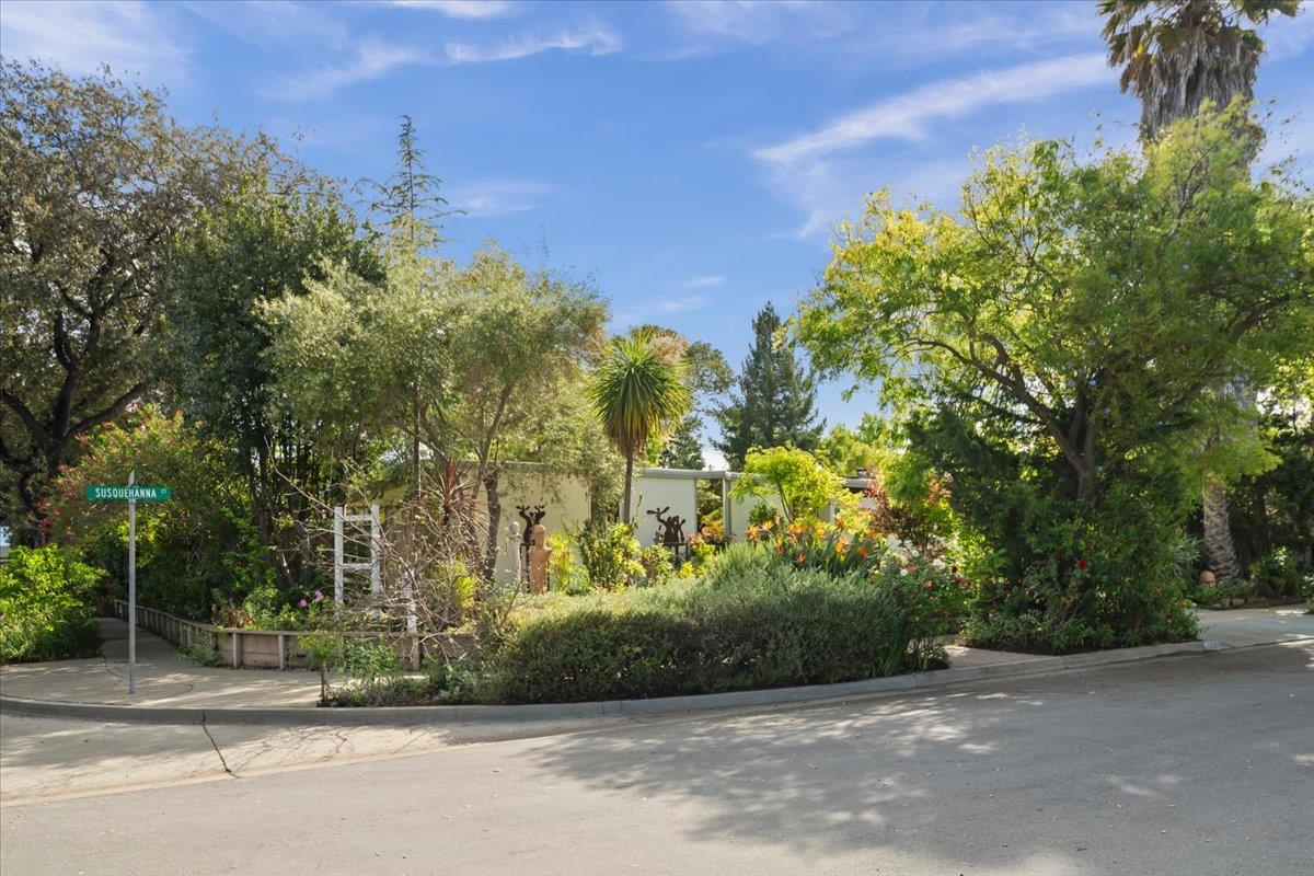 Detail Gallery Image 4 of 37 For 950 Susquehanna Ct, Sunnyvale,  CA 94087 - 5 Beds | 2 Baths