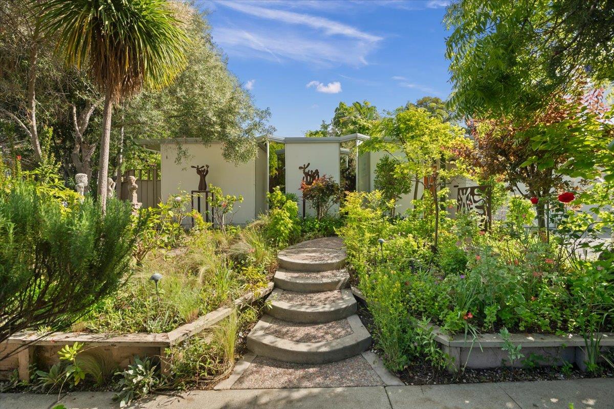 Detail Gallery Image 5 of 37 For 950 Susquehanna Ct, Sunnyvale,  CA 94087 - 5 Beds | 2 Baths