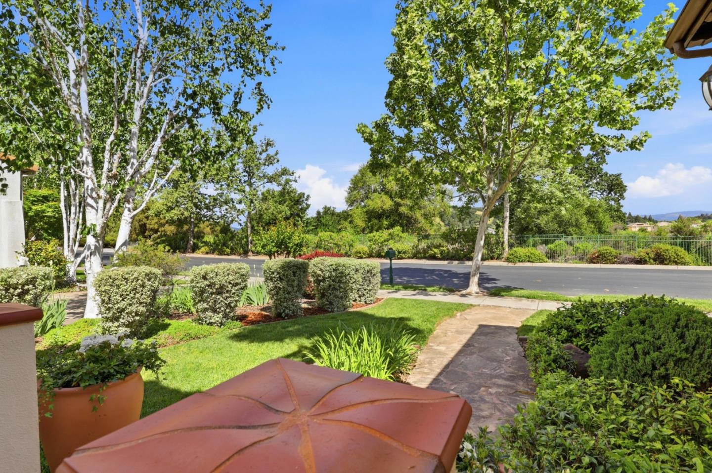 Detail Gallery Image 3 of 49 For 1965 Saint  Andrews Cir, Gilroy,  CA 95020 - 4 Beds | 3 Baths