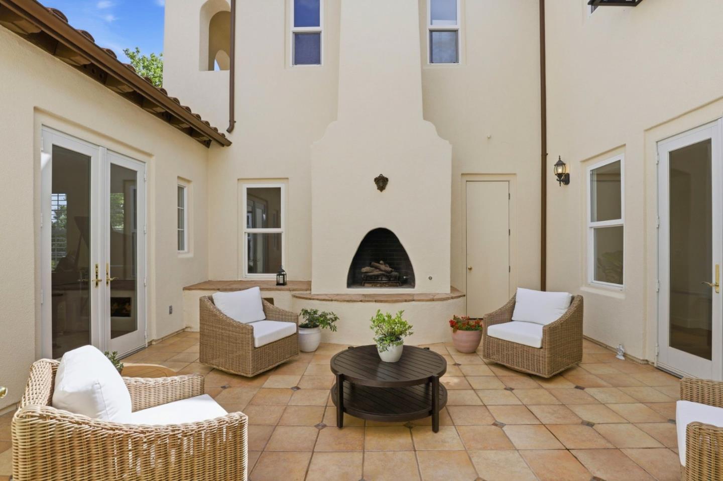 Detail Gallery Image 4 of 49 For 1965 Saint  Andrews Cir, Gilroy,  CA 95020 - 4 Beds | 3 Baths