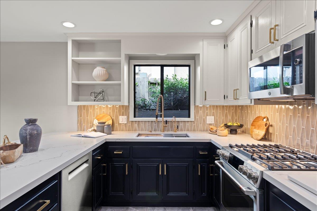 Detail Gallery Image 12 of 41 For 3315 Caxton Ct, San Mateo,  CA 94403 - 3 Beds | 3 Baths