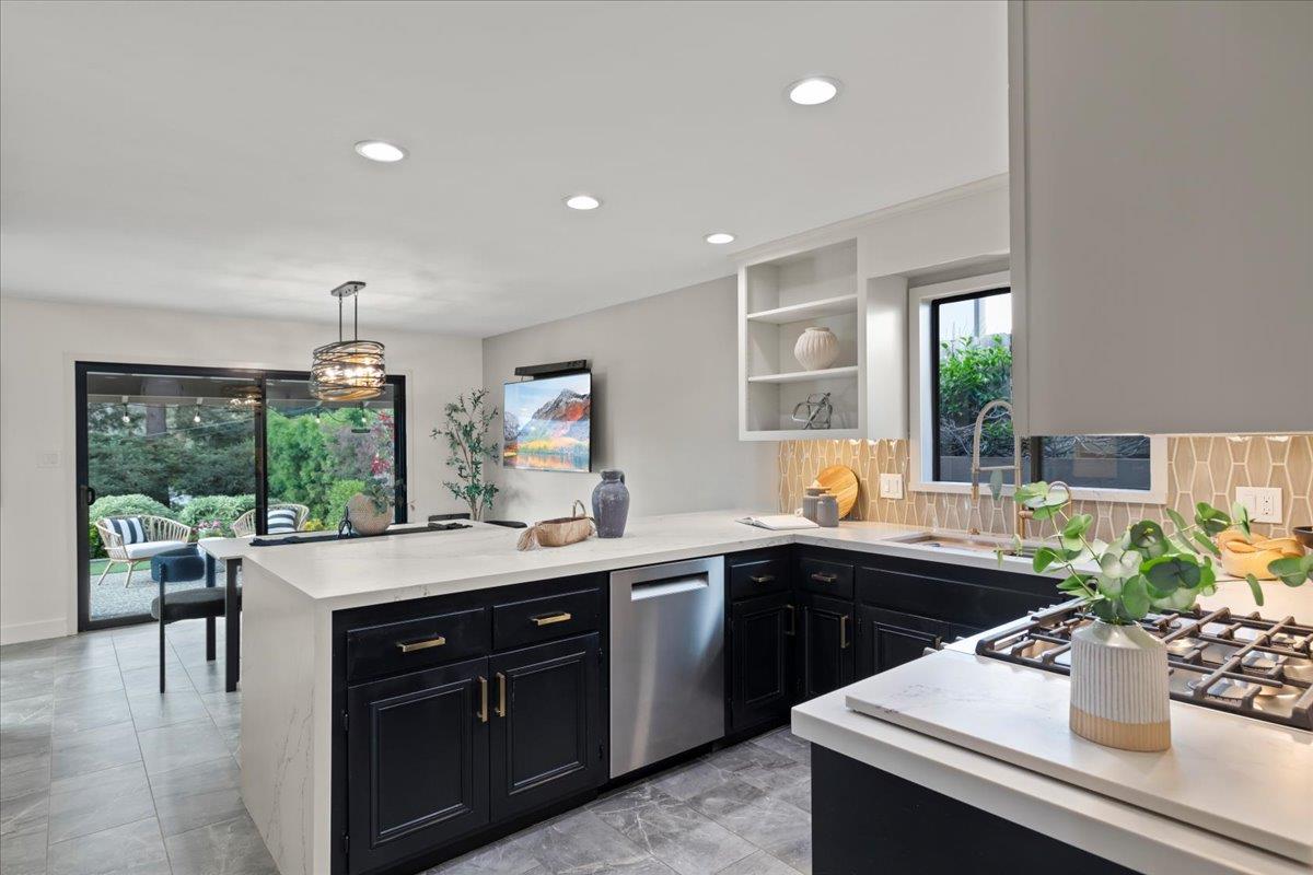 Detail Gallery Image 13 of 41 For 3315 Caxton Ct, San Mateo,  CA 94403 - 3 Beds | 3 Baths