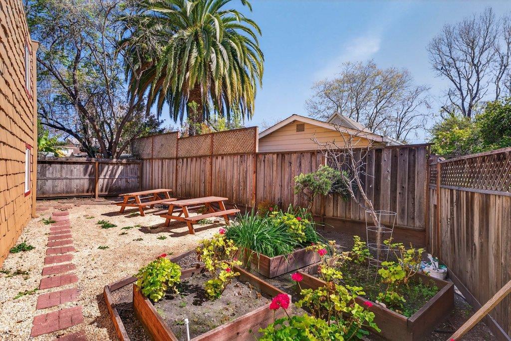 Detail Gallery Image 10 of 30 For 817 California St, Santa Cruz,  CA 95060 - – Beds | – Baths