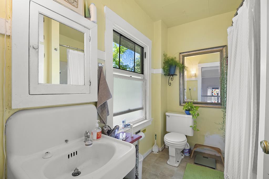Detail Gallery Image 12 of 13 For 326 Athol Ave, Oakland,  CA 94606 - 3 Beds | 1/1 Baths