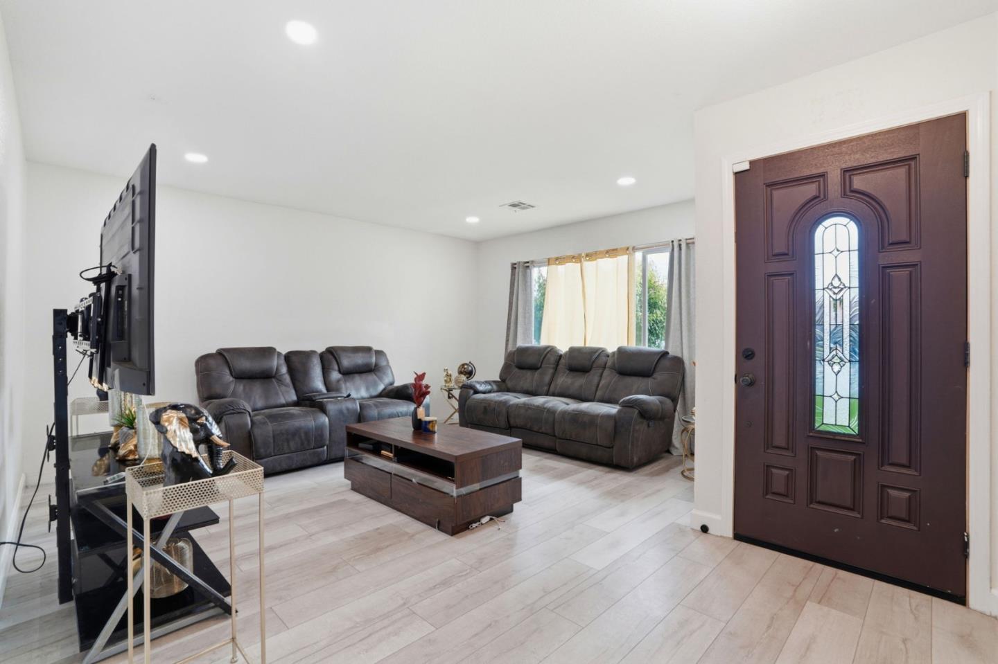 Detail Gallery Image 4 of 16 For 473 W Kavanagh Ave, Tracy,  CA 95376 - 3 Beds | 2 Baths