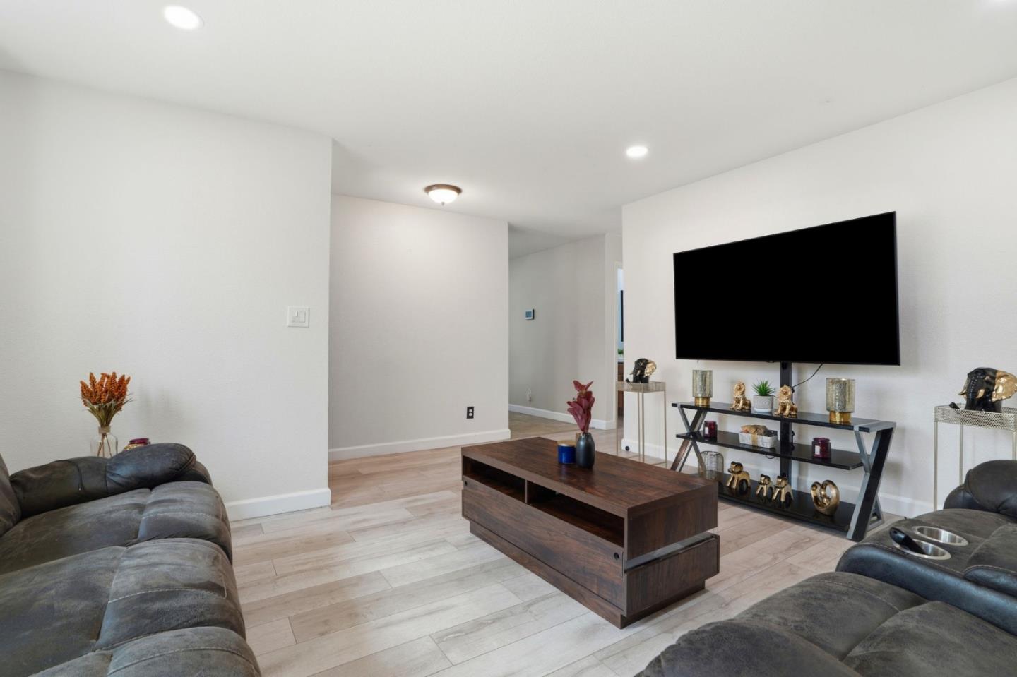 Detail Gallery Image 5 of 16 For 473 W Kavanagh Ave, Tracy,  CA 95376 - 3 Beds | 2 Baths