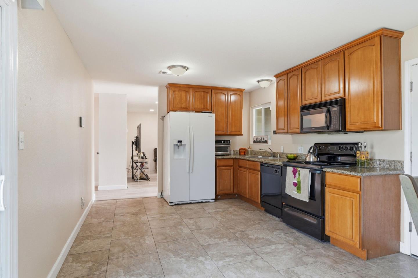 Detail Gallery Image 6 of 16 For 473 W Kavanagh Ave, Tracy,  CA 95376 - 3 Beds | 2 Baths