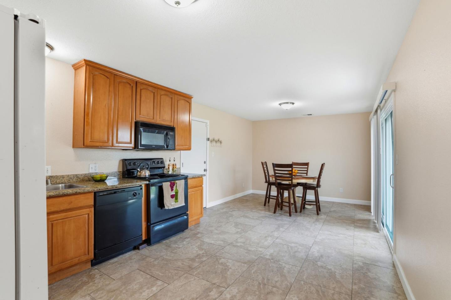 Detail Gallery Image 7 of 16 For 473 W Kavanagh Ave, Tracy,  CA 95376 - 3 Beds | 2 Baths