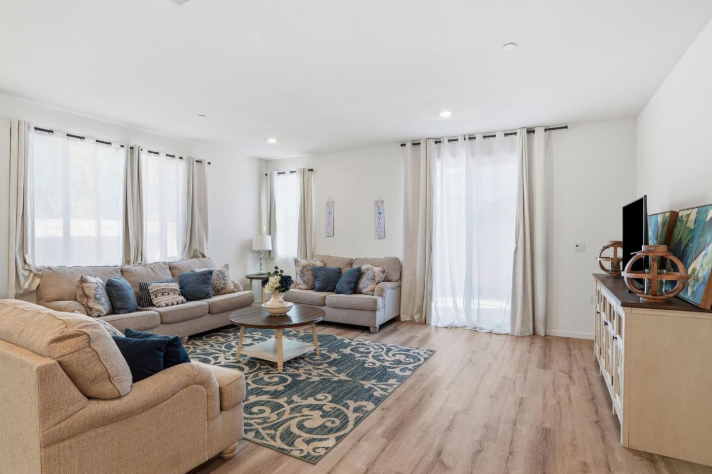 Detail Gallery Image 11 of 37 For 1957 Apiary Way, Hughson,  CA 95326 - 4 Beds | 2/1 Baths