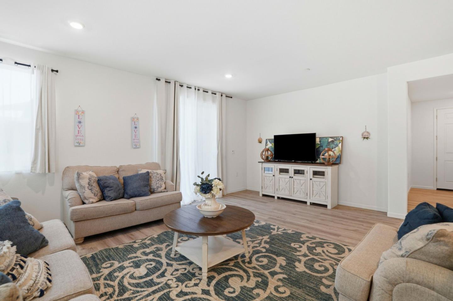 Detail Gallery Image 12 of 37 For 1957 Apiary Way, Hughson,  CA 95326 - 4 Beds | 2/1 Baths