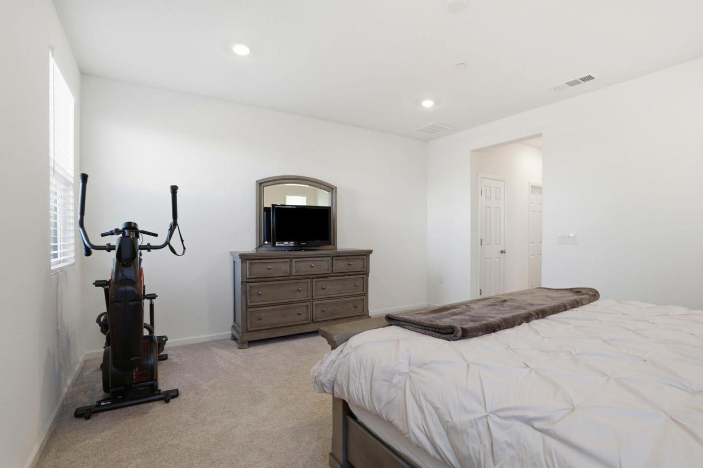 Detail Gallery Image 25 of 37 For 1957 Apiary Way, Hughson,  CA 95326 - 4 Beds | 2/1 Baths