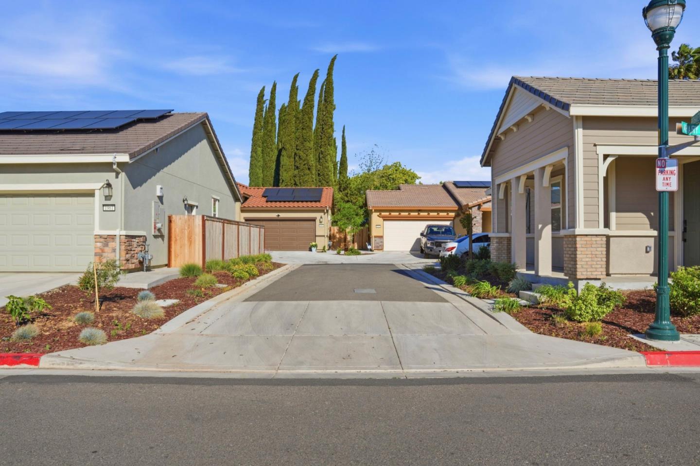 Detail Gallery Image 3 of 37 For 1957 Apiary Way, Hughson,  CA 95326 - 4 Beds | 2/1 Baths