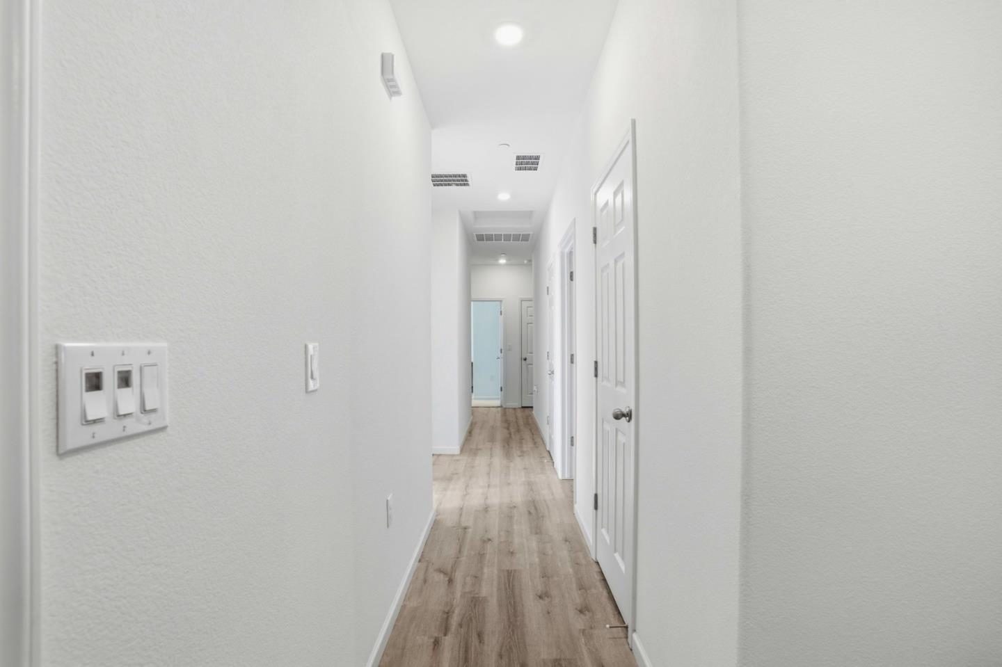 Detail Gallery Image 9 of 37 For 1957 Apiary Way, Hughson,  CA 95326 - 4 Beds | 2/1 Baths