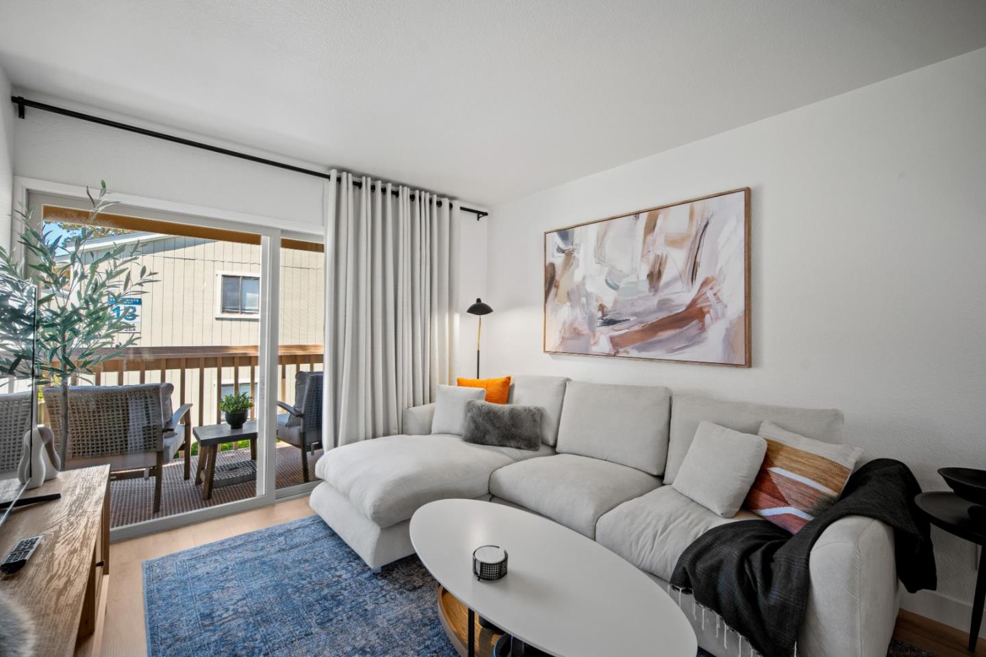 Detail Gallery Image 3 of 17 For 300 Glenwood Cir #308,  Monterey,  CA 93940 - 1 Beds | 1 Baths