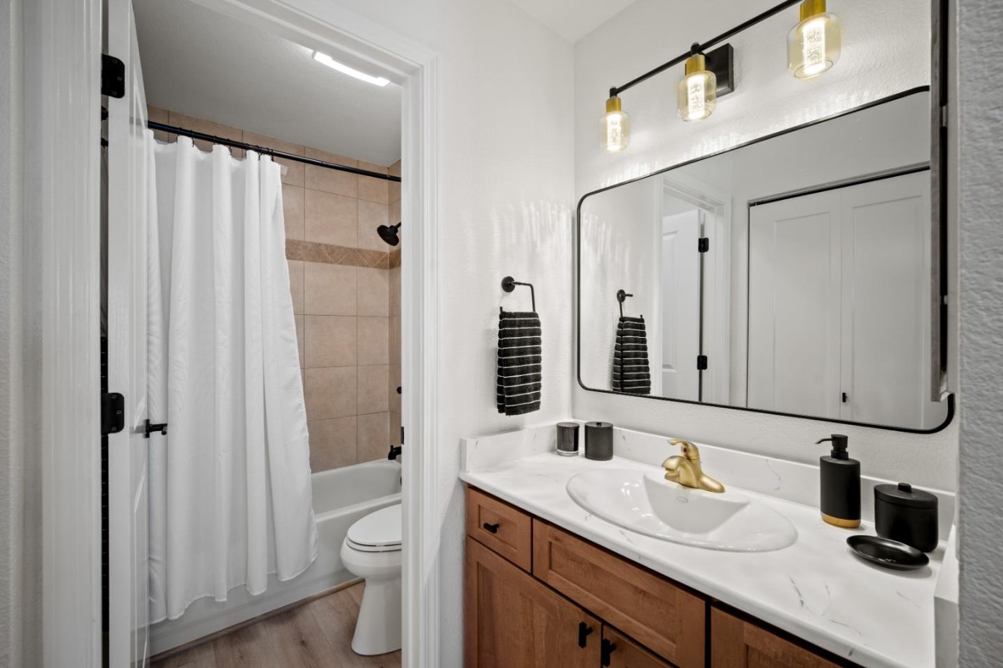 Detail Gallery Image 7 of 17 For 300 Glenwood Cir #308,  Monterey,  CA 93940 - 1 Beds | 1 Baths