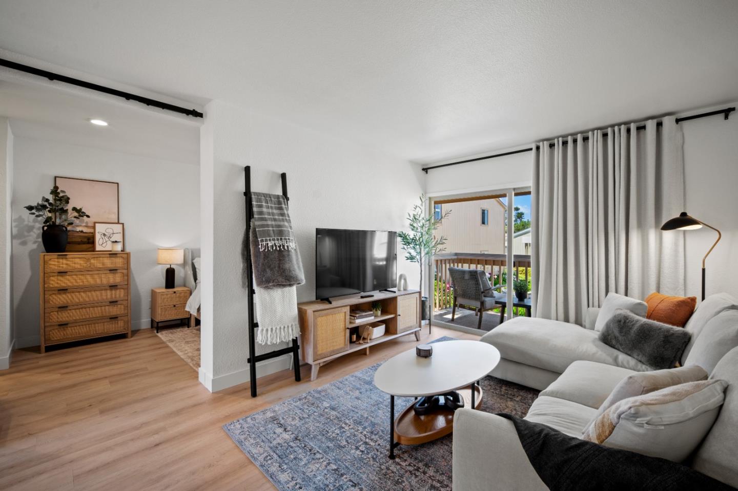 Detail Gallery Image 8 of 17 For 300 Glenwood Cir #308,  Monterey,  CA 93940 - 1 Beds | 1 Baths