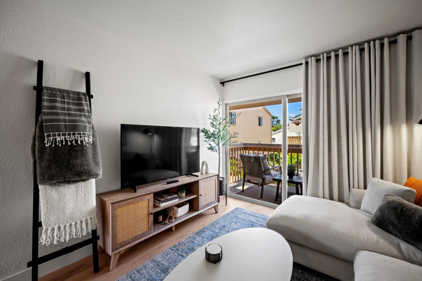 Detail Gallery Image 9 of 17 For 300 Glenwood Cir #308,  Monterey,  CA 93940 - 1 Beds | 1 Baths