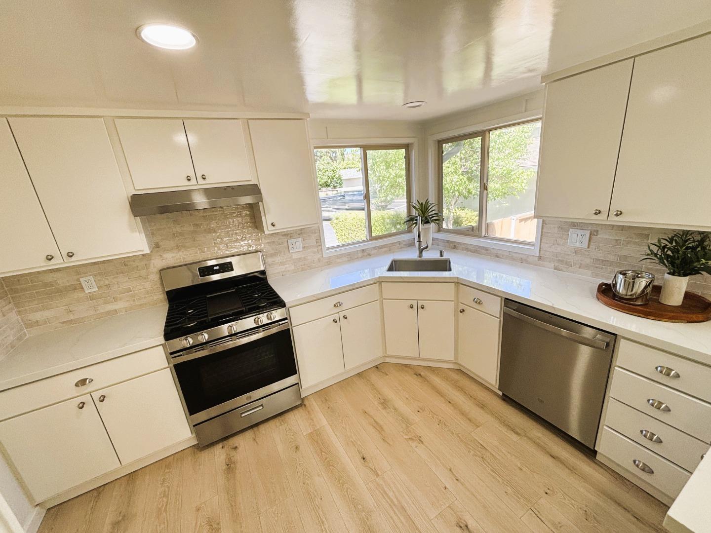 Detail Gallery Image 3 of 22 For 391 Millpond Dr #391,  San Jose,  CA 95125 - 2 Beds | 2 Baths