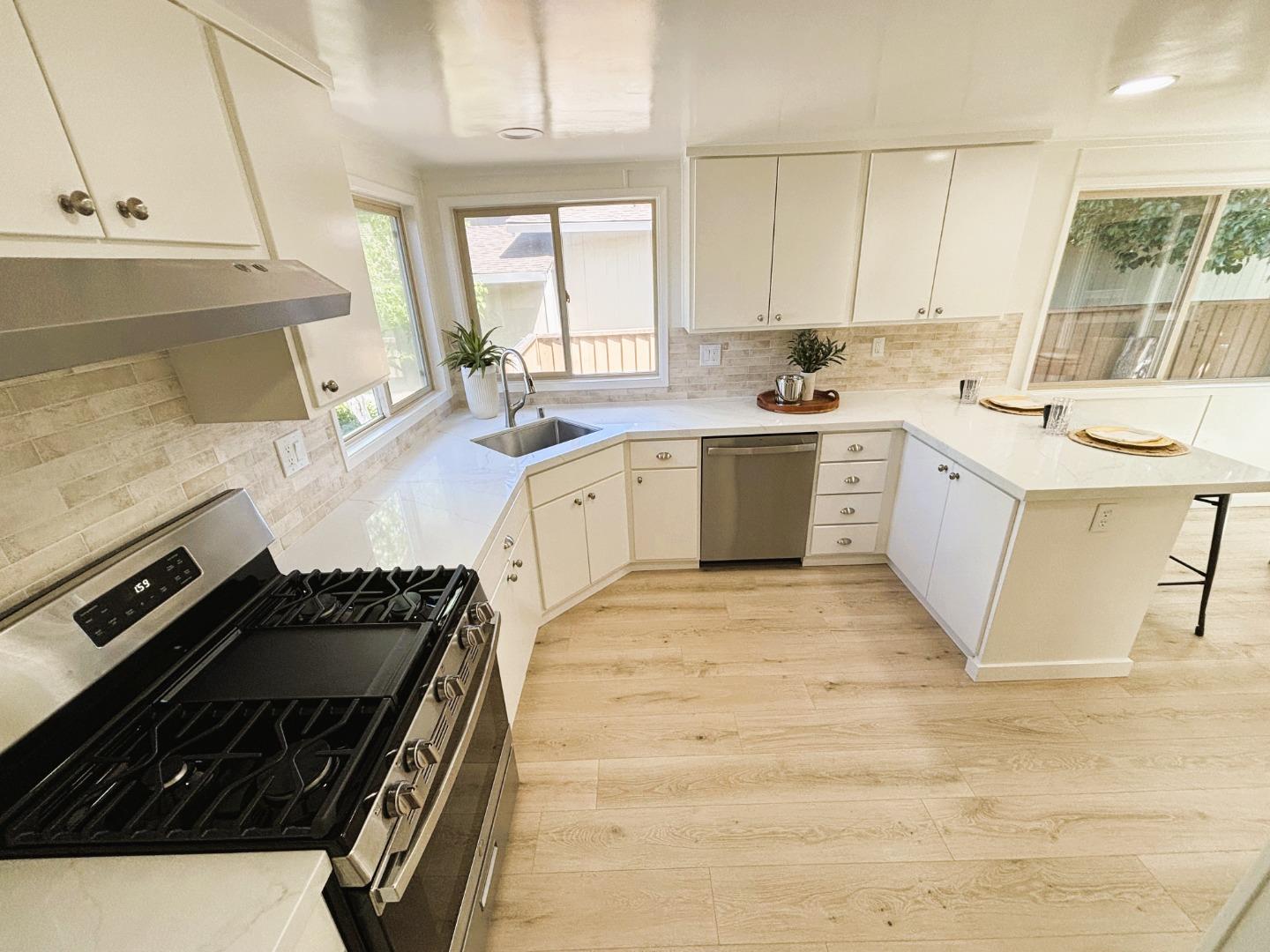 Detail Gallery Image 5 of 22 For 391 Millpond Dr #391,  San Jose,  CA 95125 - 2 Beds | 2 Baths