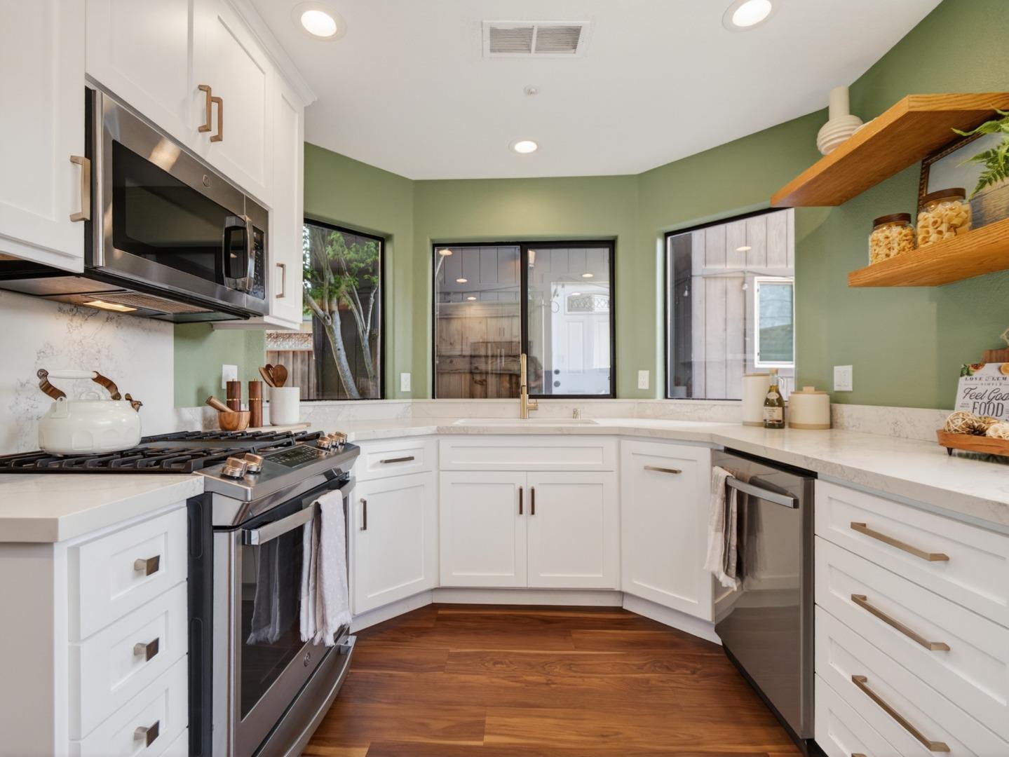 Detail Gallery Image 14 of 46 For 1764 Del Mar Ct, Santa Cruz,  CA 95062 - 3 Beds | 2/1 Baths