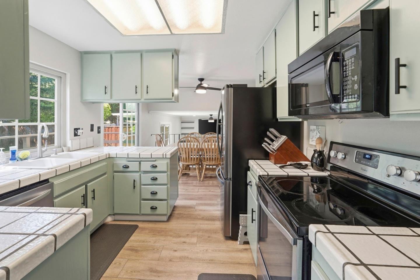 Detail Gallery Image 8 of 22 For 7135 Yorktown Dr, Gilroy,  CA 95020 - 4 Beds | 2/1 Baths