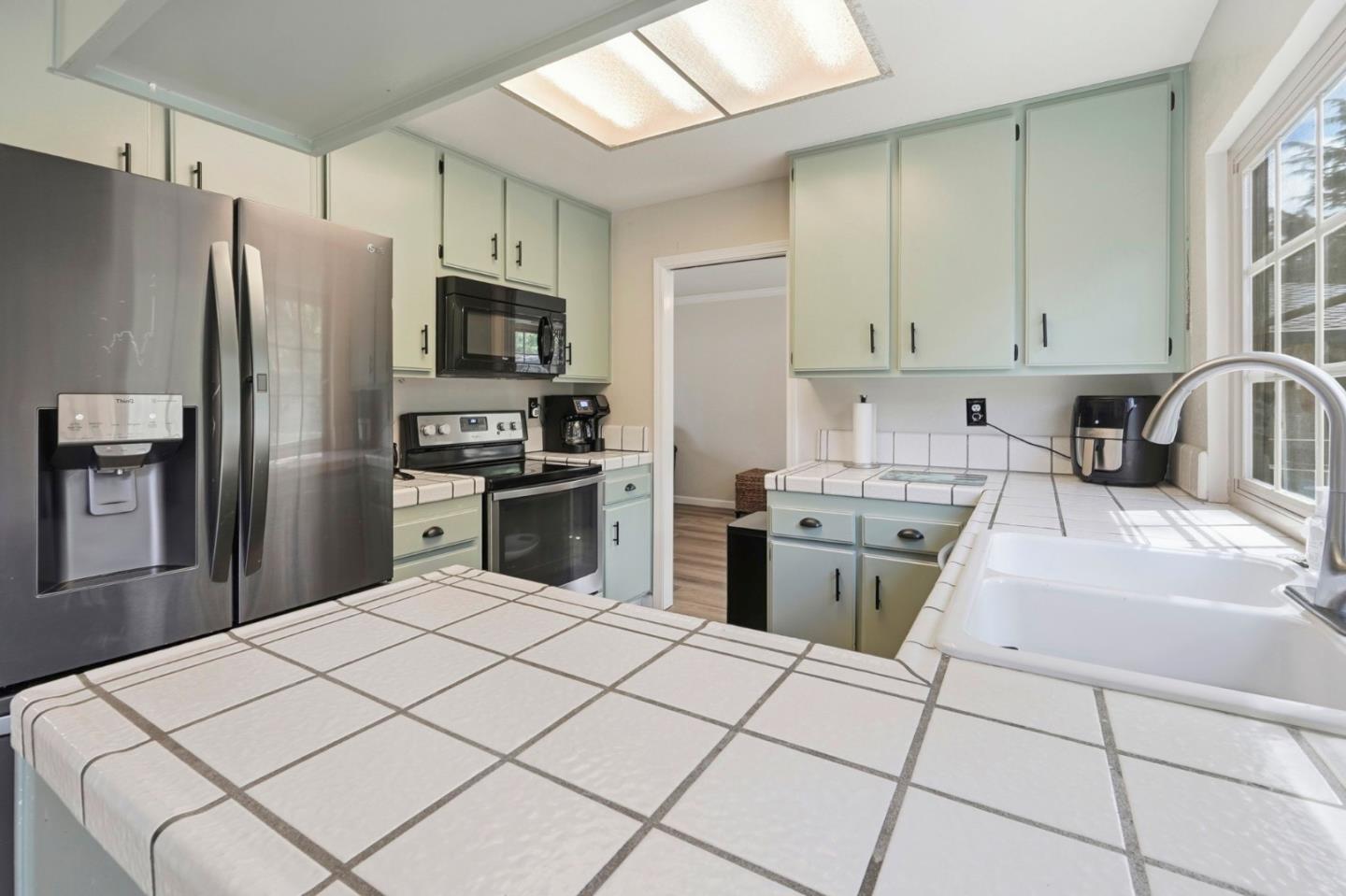 Detail Gallery Image 9 of 22 For 7135 Yorktown Dr, Gilroy,  CA 95020 - 4 Beds | 2/1 Baths