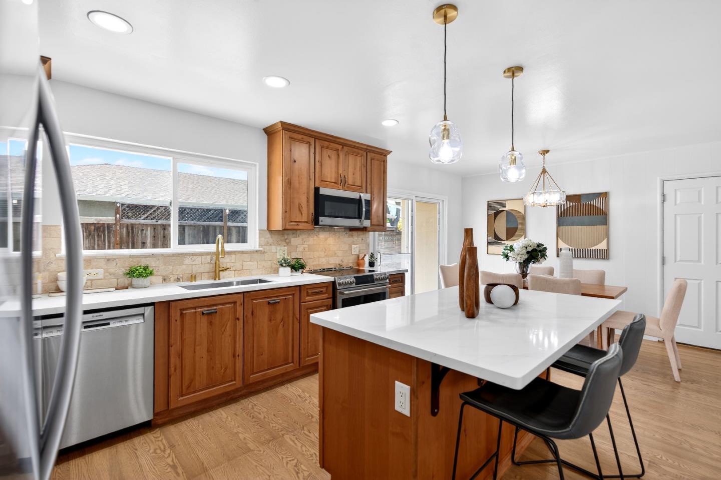 Detail Gallery Image 6 of 48 For 1514 Barton Dr, Sunnyvale,  CA 94087 - 5 Beds | 4 Baths