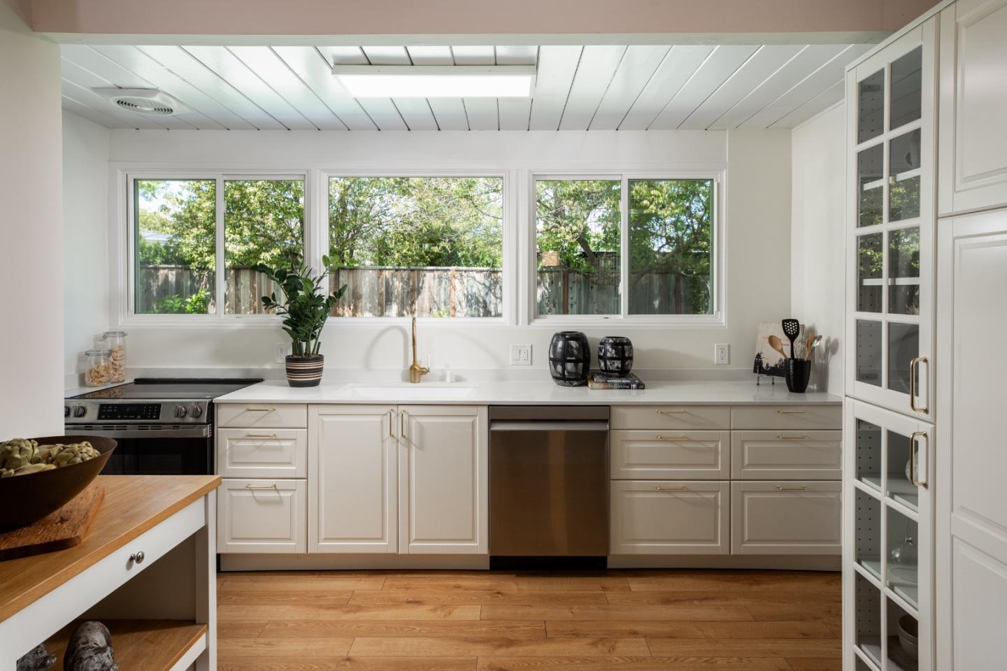 Detail Gallery Image 11 of 21 For 3731 Lindero Dr, Palo Alto,  CA 94306 - 4 Beds | 2 Baths