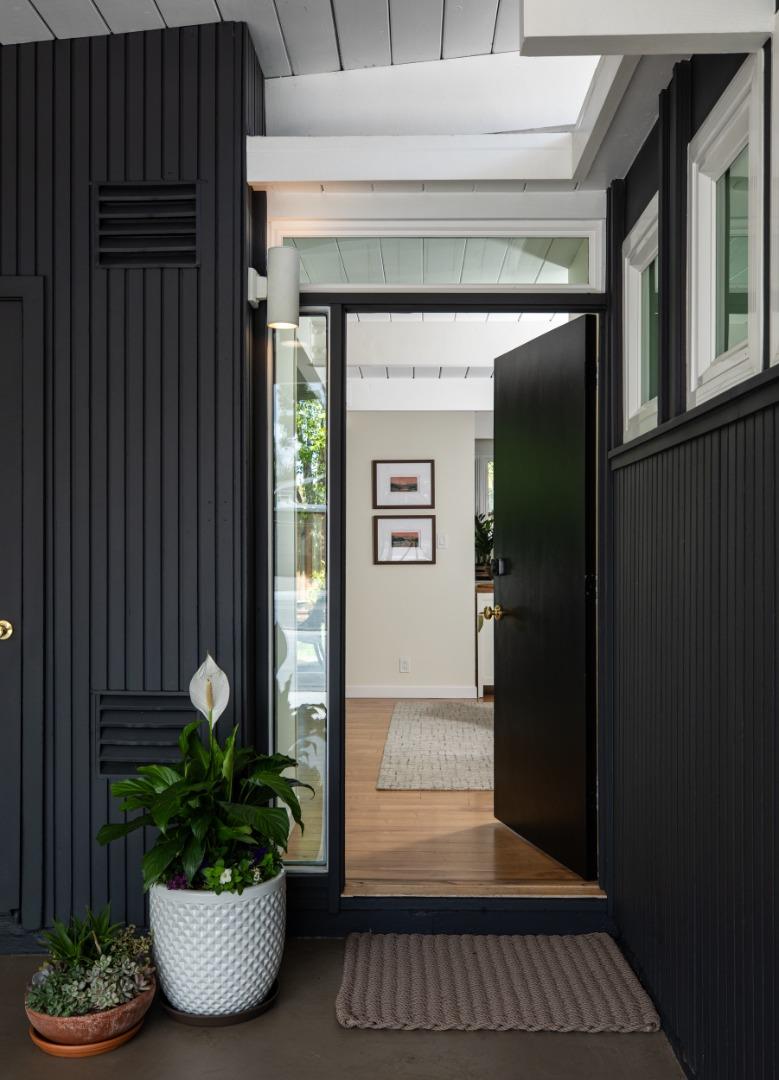 Detail Gallery Image 4 of 21 For 3731 Lindero Dr, Palo Alto,  CA 94306 - 4 Beds | 2 Baths